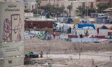 قطر تواصل العمل في منشآت كأس العالم رغم انتشار 