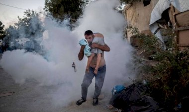 اللاجئون في اليونان.. هربوا من «جحيم سوريا» إلى نيران المخيمات