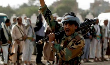 خبراء يمنيون: الحوثي يعتمد على جاهل وهارب في إدارة الميليشيات