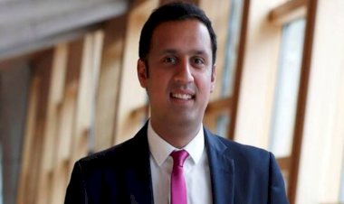 أنس سروار... أول مسلم يتزعم حزب سياسي في بريطانيا