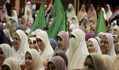 من الاحتقار للإهانة.. مواقف ثابتة للإخوان لتشويه صورة المرأة