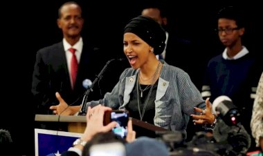 طالب نواب أميركيون بطردها من مجلس النواب.. من هي إلهان عمر؟