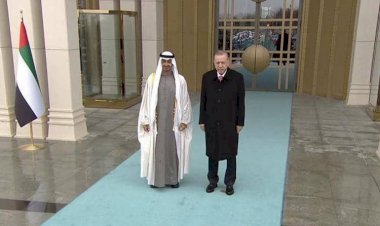 أمير سعودي يلقن صحفيا قطريا يسيء للإمارات درسا بعد زيارة ولي عهد أبوظبي لتركيا