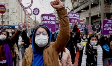 الشرطة التركية تعايد النساء في يوم العنف ضد المرأة.. و تهاجم مسيرة نسوية بالرصاص