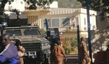 توتُّر عسكري واحتجاز الرئيس.. هل تشهد بوركينا فاسو انقلابًا عسكريًا؟