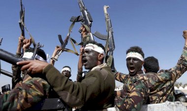 محللون يمنيون .. الحوثي يهدد بضرب الملاحة الدولية لخدمة إيران