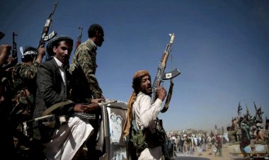 الحوثيون يستهدفون سفينة جديدة في البحر الأحمر.. أضرار طفيفة وتهديد لحركة الشحن