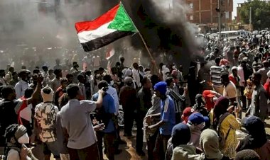 أزمات صحية وخسائر اقتصادية.. عام من الأزمات المستمرة في السودان