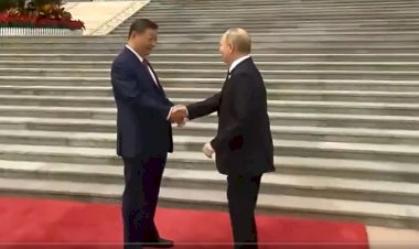 الأشهر في تاريخ الصين: بوتين يستسلم لسحر بطة بكين