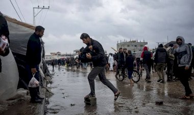 موجة الأمطار الأولى تزيد من معاناة النازحين في خان يونس