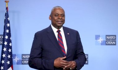 زيارة غير معلنة لأوستن في كييف.. دعم أمريكي بلا أسلحة لأوكرانيا يثير الجدل