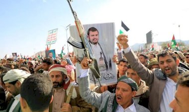 الحوثيون يُصعّدون ضد إسرائيل.. والغرب يرد بضربات قاسية.. ما القصة؟