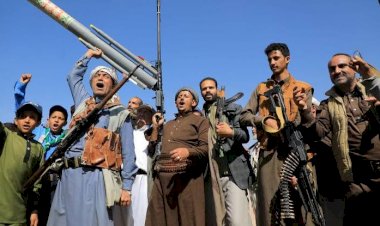 سباق ضد العقوبات.. لماذا يصعّد الحوثيون هجماتهم في مأرب الآن؟