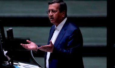 البرلمان الإيراني يقيل وزير الاقتصاد.. الأزمات تشعل فتيل المواجهة وتهدد الحكومة