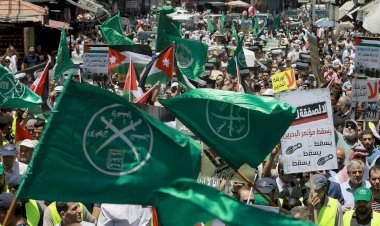 محلل سياسي: قرارات الحظر تسحب البساط من تحت جماعة الإخوان في الأردن