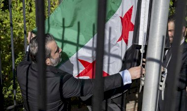 دمشق تعود دبلوماسيًا إلى واشنطن.. رفع العلم السوري فوق السفارة بعد قطيعة طويلة