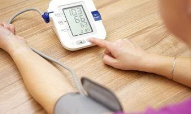 طرق طبيعية وآمنة للتعامل مع انخفاض ضغط الدم.. متى تكفي النصائح ومتى تحتاج للطوارئ؟