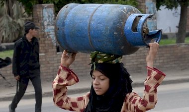 شقيقتان في مصر تكسران القيود وتواصلان مهنة والدهما الشاقة لإعالة أسرتهما