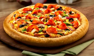 أحدث صيحات الزفاف.. بيتزا عملاقة تحل محل الكعكة!