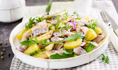 هل جربتِ من قبل الجمع بين نكهة الرنجة المالحة وطعم الكيوي الحلو؟