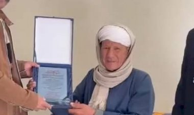 قصة وفاء عابرة للحدود.. طلاب يمنيون يزورون معلمهم المصري بعد 40 عامًا