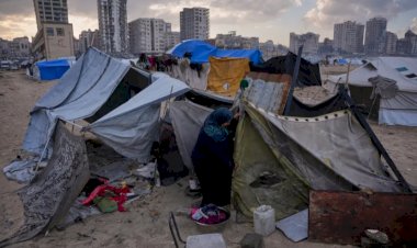 شتاء الموت في غزة يجبر العائلات على الاختيار بين الخيام الغارقة وأنقاض المنازل