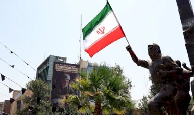 انهيار الريال الإيراني يصل لمستويات قياسية ويشعل احتجاجات واسعة في طهران