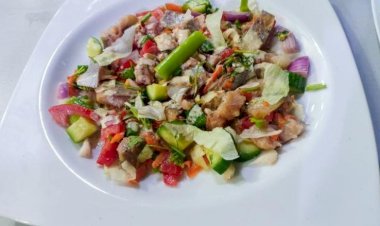 سلطة الرنجة بطعم مختلف.. وصفة سريعة تكسر ملل السفرة بخطوات بسيطة