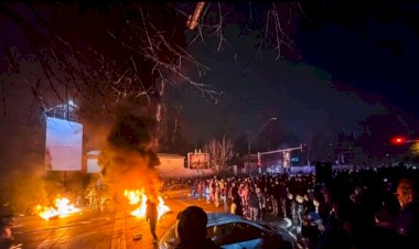 من الأسواق إلى الشوارع.. كيف تحولت أزمة المعيشة في إيران إلى تحدٍ سياسي شامل