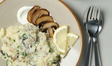 أرز بالكريمة والمشروم وصوص الليمون.. وصفة عصرية بطعم غني ولمسة منعشة