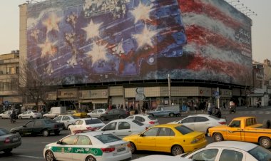 لوحة إيرانية تهدد أمريكا وسط تحرك عسكري أمريكي بالمنطقة