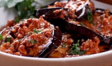 المسقعة باللحمة المفرومة.. وجبة شرقية مشبعة بين الطعم الغني والسعرات الحرارية