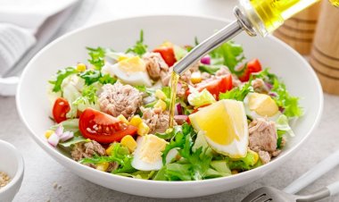 سلطة التونة بالذرة والمايونيز.. وصفة سريعة ومغذية بطعم لا يقاوم