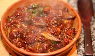 طاجن البامية باللحمة.. سر الطعم الشرقي الأصيل في خطوات سهلة