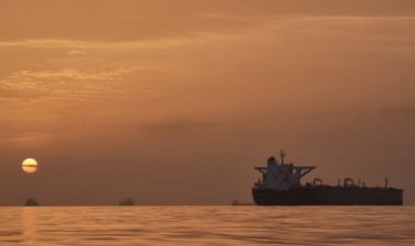 تصعيد في مضيق هرمز يشعل الأسواق العالمية ويقوض فرص التهدئة