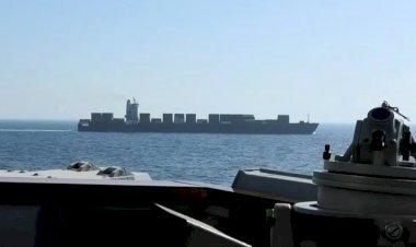 ضربة في بحر العرب.. القوات الأمريكية تعطل سفينة إيرانية وتحتجزها