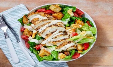 وصفة سلطة سيزر بالدجاج في البيت.. مذاق شهي مثل المطاعم
