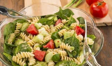 وصفة سلطة المكرونة بالخضار في البيت.. طعم شهي وسريع التحضير