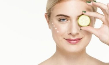 وصفات طبيعية لتفتيح منطقة تحت العين.. من الخيار إلى ماء الورد