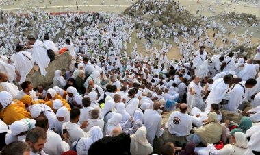 الحجاج يتوافدون إلى عرفات في يوم الحج الأكبر