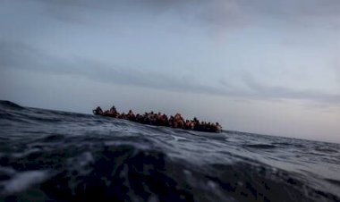 صيادون ليبيون يعثرون على 15 مهاجرًا بعد انقلاب قاربهم قبالة سواحل الخمس