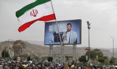 محلل سياسي يمني: هجمات الحوثيين في باب المندب جزء من استراتيجية إيرانية لتوسيع الصراع وابتزاز المجتمع الدولي