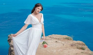 تفسير حلم ارتداء الفستان الأبيض.. متى يكون بشارة خير ومتى يحمل رسالة تحذيرية؟