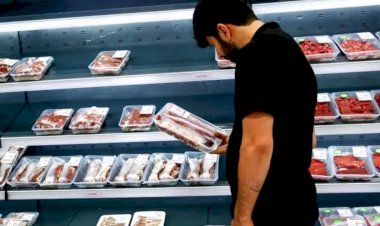 موائد الإيرانيين تتغير تحت ضغط الغلاء.. الألبان واللحوم تختفي من سلال الأسر