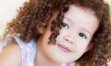 تسريحات شعر كيرلي للأطفال على البحر.. 5 أفكار عملية وتصاميم مميزة للساحل والعلمين