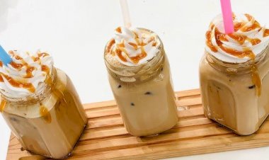 طريقة الآيس كوفي الكريمي الهشة في البيت بدون أدوات معقدة