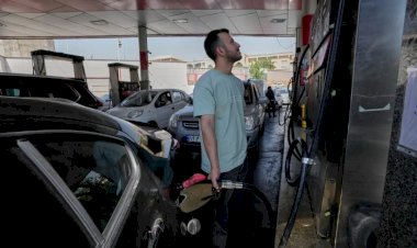 طوابير البنزين تضرب إيران.. الحرب والحصار الأمريكي يفاقمان أزمة الوقود
