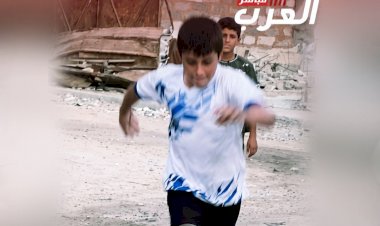 رغم إصابته وبتر ساقه.. طفل من غزة يطارد حلمه في كرة القدم وينشر الأمل بين أطفال مخيم الشاطئ