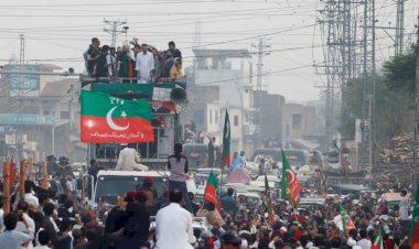 باكستان.. أنصار عمران خان يصعّدون الضغط على الحكومة بمسيرة نحو إسلام آباد