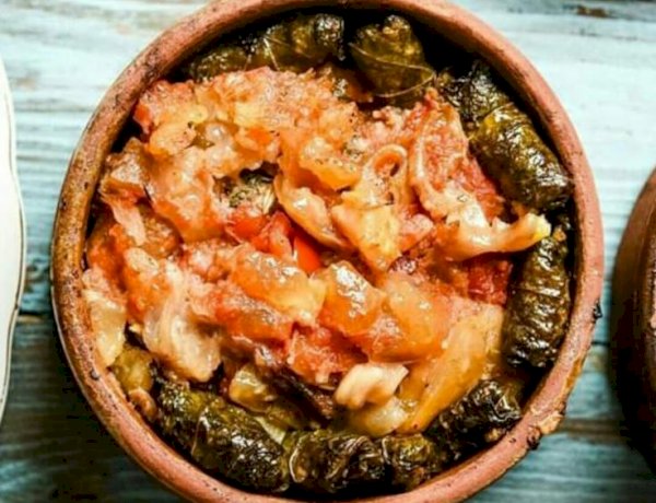 طريقة عمل طاجن ورق العنب بالكوارع بخطوات سهلة ومذاق مصري أصيل